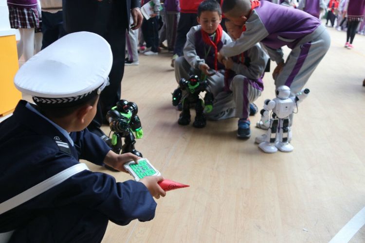 西宁市康南园山小学第二届“美艺相伴”艺术节之科技艺术体验活动