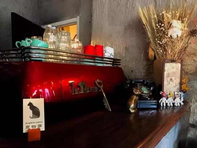 一对夫妻一墙之隔开两家咖啡店，上演的不是相爱相杀，而是了解