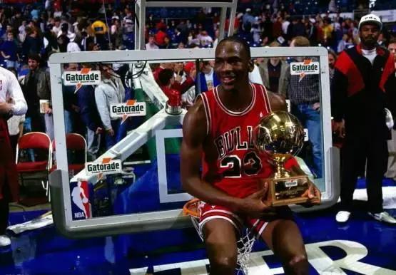 拉里·伯德之后美国白人球星几乎绝迹，乔丹一手遮天，征服所有黑人白人球迷