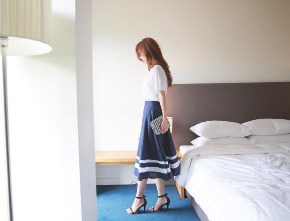 孙允珠夏日海边连衣长裙坐姿穿搭,孙允珠夏日背影