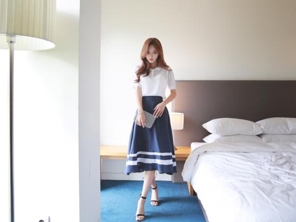 孙允珠夏日海边连衣长裙坐姿穿搭,孙允珠夏日背影