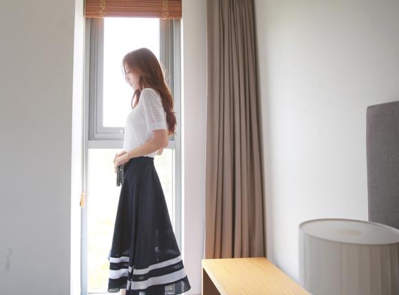 孙允珠夏日海边连衣长裙坐姿穿搭,孙允珠夏日背影