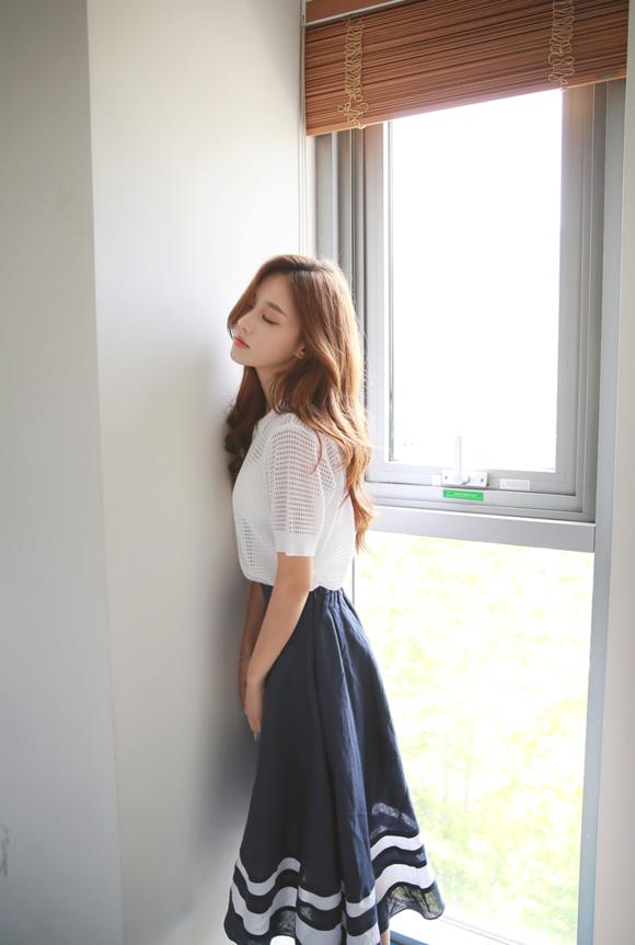 孙允珠夏日海边连衣长裙坐姿穿搭,孙允珠夏日背影