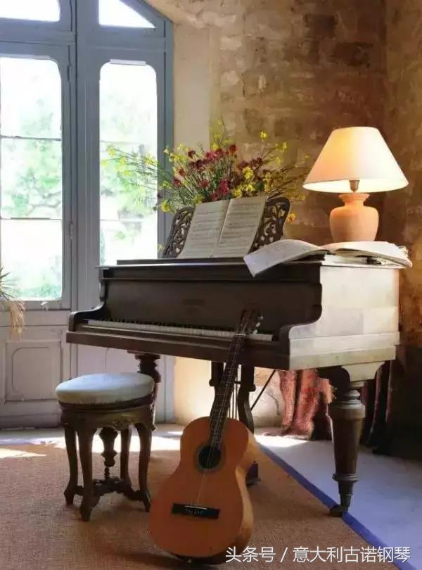 钢琴搬回家方法,钢琴在客厅如何布置