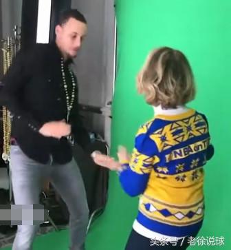 中国大妈在球场跳广场舞，美国大妈却成了勇士啦啦队长！