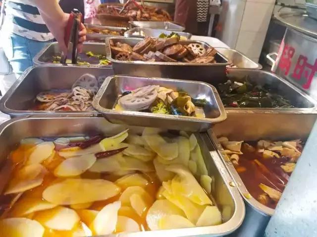 成都的夏夜，就适合穿起拖板儿鞋，整点卤菜，来盘冷啖杯！