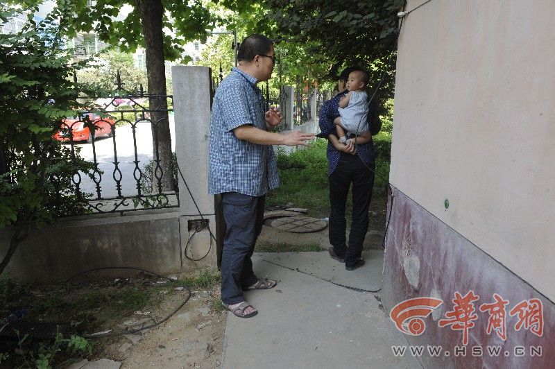 西航花园小区一根电缆绊倒一老一少两人均摔伤骨折