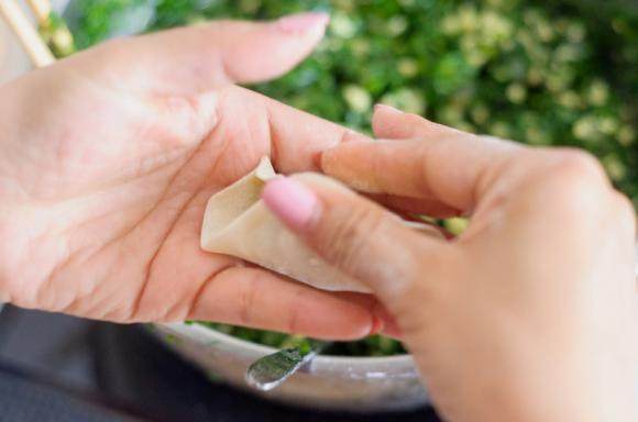 包饺子的好看又简单的方法教程,怎样包饺子又快又好看的详细教程