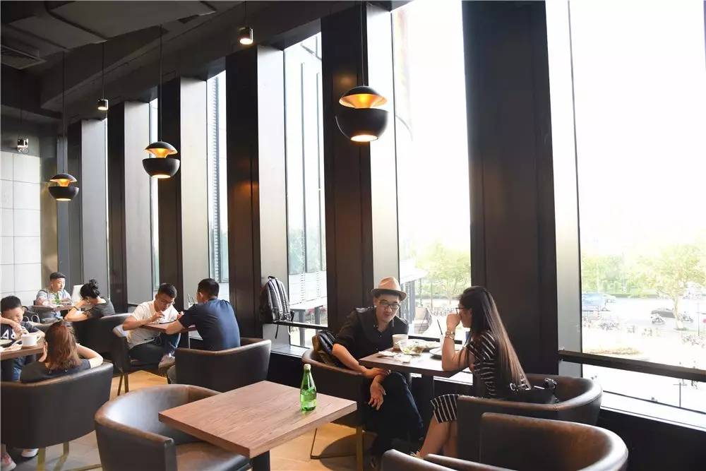 能把一条柴犬请来当服务员，也只有杭州这家新晋网红商场了吧……这波刷卡5折攻略，你一定收好！