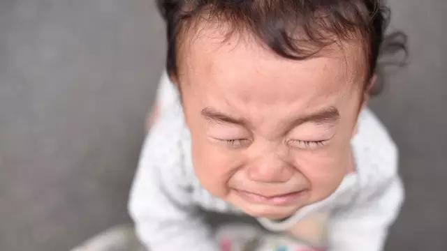 孩子口吃怎么治,口吃儿童表现