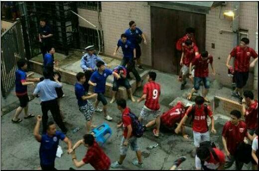 抡板凳，打城管，竖中指中超球迷*力暴**现代史