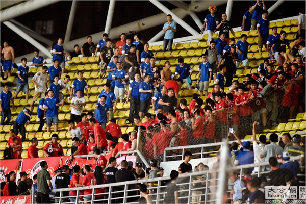 抡板凳，打城管，竖中指中超球迷*力暴**现代史