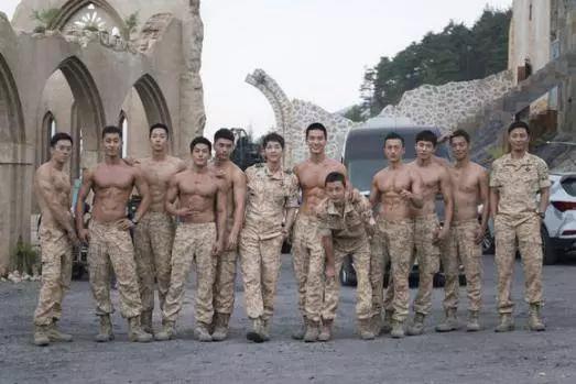 把《权利的游戏》拉下神坛的，还有这部韩版的枪炮与玫瑰...