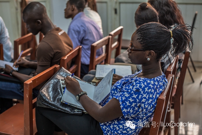 男人关心足球，女人关心发型