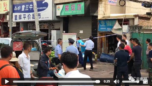 轰隆一声巨响爆炸视频,一声巨响的建筑爆炸