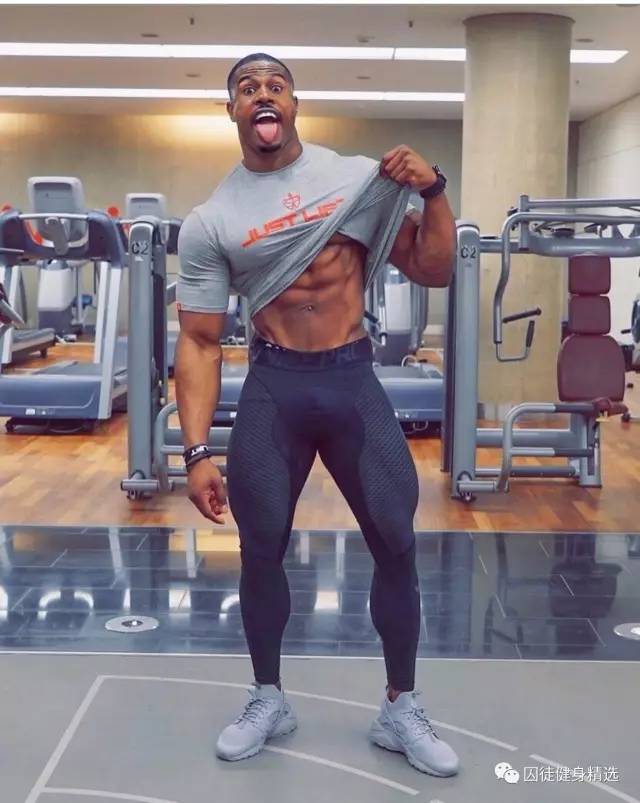 用雕刻刀雕刻动物,用木头雕刻熊猫