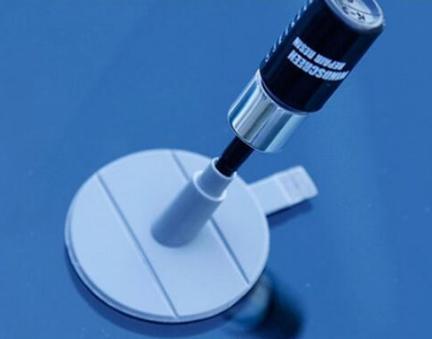 汽车前挡风玻璃被小石子打了小坑,汽车挡风玻璃被石子砸了一个小点