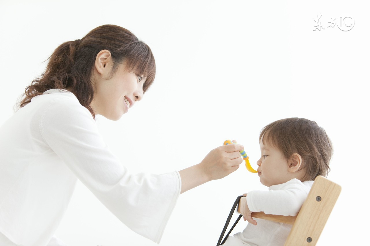 宝宝吃饭不听话忍不住发脾气,宝宝吃东西不给吃就闹