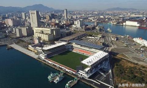 门将低级失误不慎将球踢进自家,门将把球踢进了球门搞笑视频