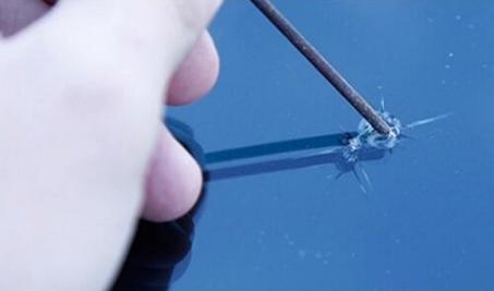 汽车挡风玻璃被小石子砸裂修复,汽车挡风玻璃被石子砸了一个小点