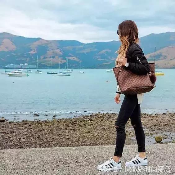 leboy包包黑色好看还是灰色好看,最近流行lv手提包