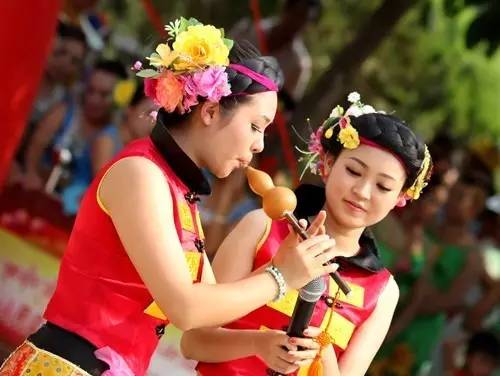 云南少数民族彝族服饰,云南少数民族服饰