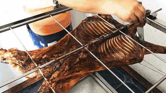 单手撕烤全羊,徒手吃烤全羊完整视频