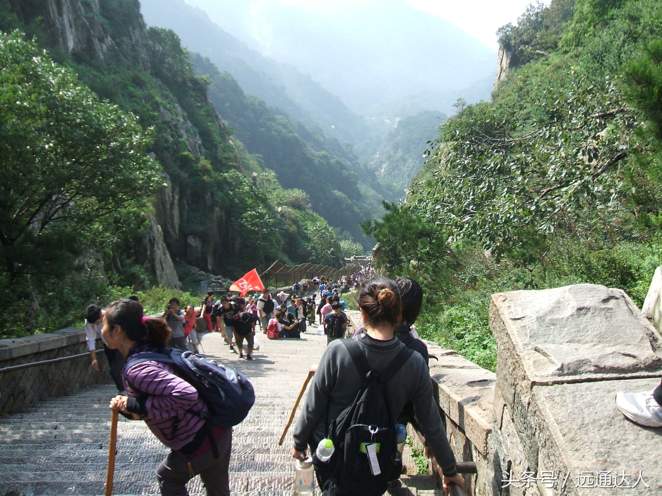 身为泰安人第一次爬泰山,陪爷爷爬泰山感慨朋友圈