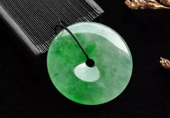 翡翠葫芦挂件的寓意和象征,翡翠宝宝佛挂件寓意