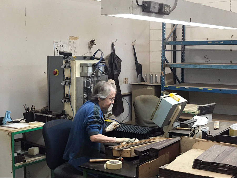 极速快报:弘力乐器2017加拿大Godin吉他工厂参观第一天