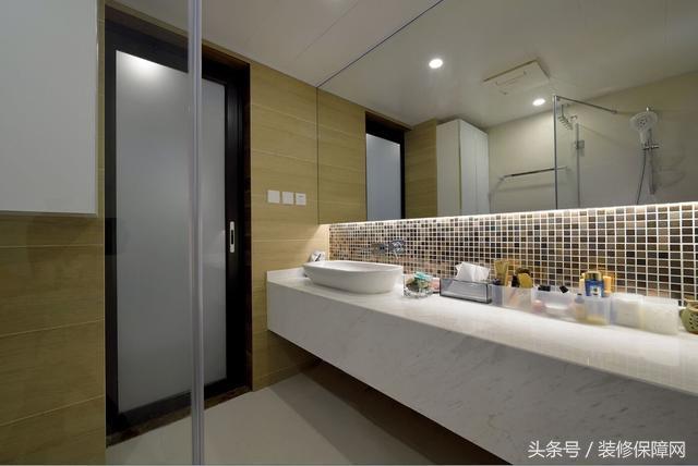 新家装修好了夸装修师傅们的视频,1.5米客厅地面砖错位贴好看