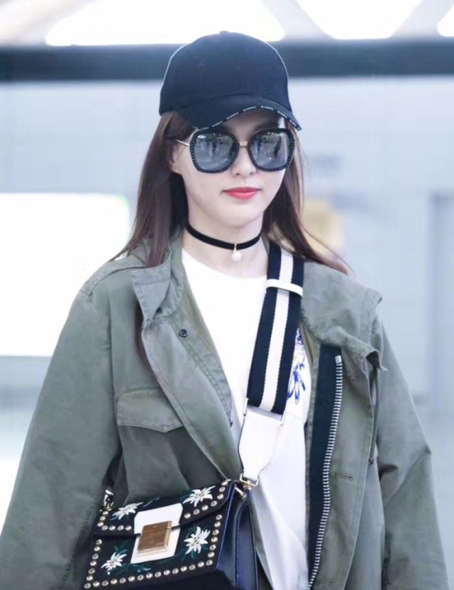 网袜加牛仔裤还是让杨幂穿吧，我只能接受唐嫣美美的珍珠~