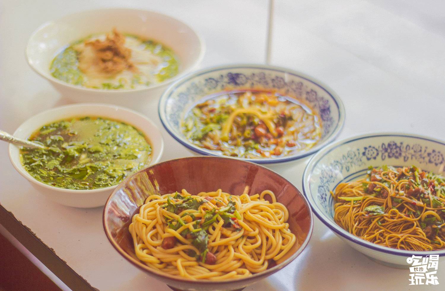 无数旅客的回忆，都停留在晓园路上这一碗碗地道小吃里