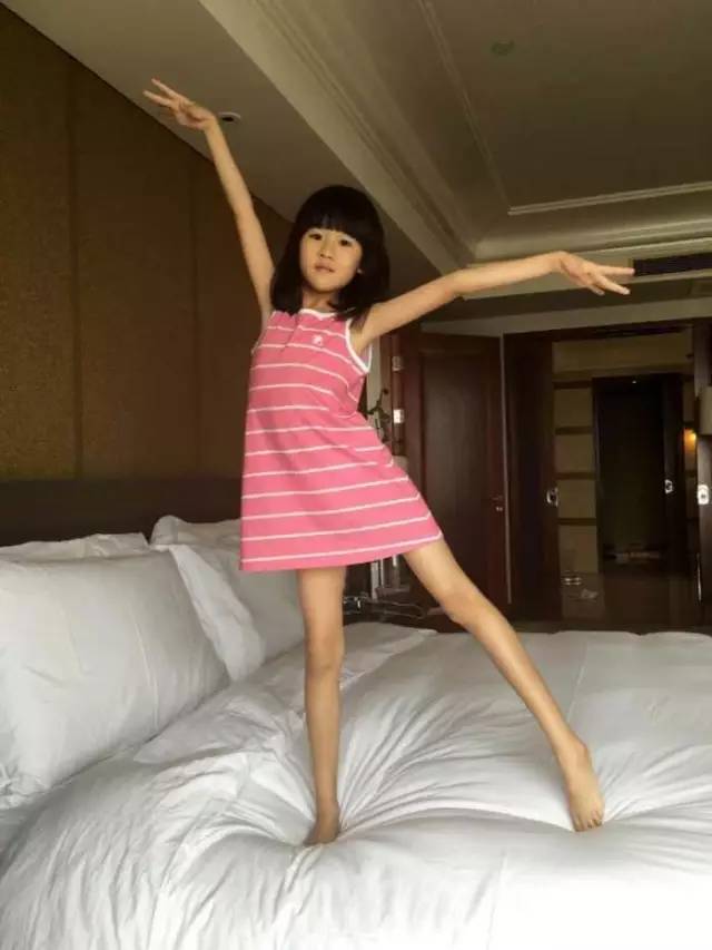 宝宝天天这种坐姿，基本就告别大长腿了！