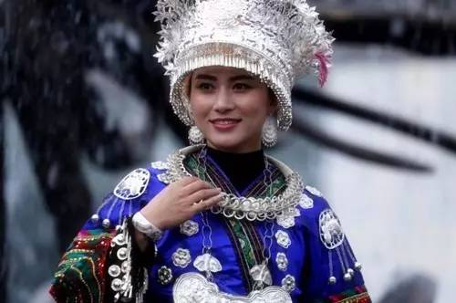 云南少数民族彝族服饰,云南少数民族服饰