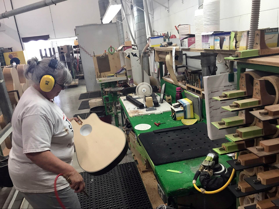 极速快报:弘力乐器2017加拿大Godin吉他工厂参观第一天