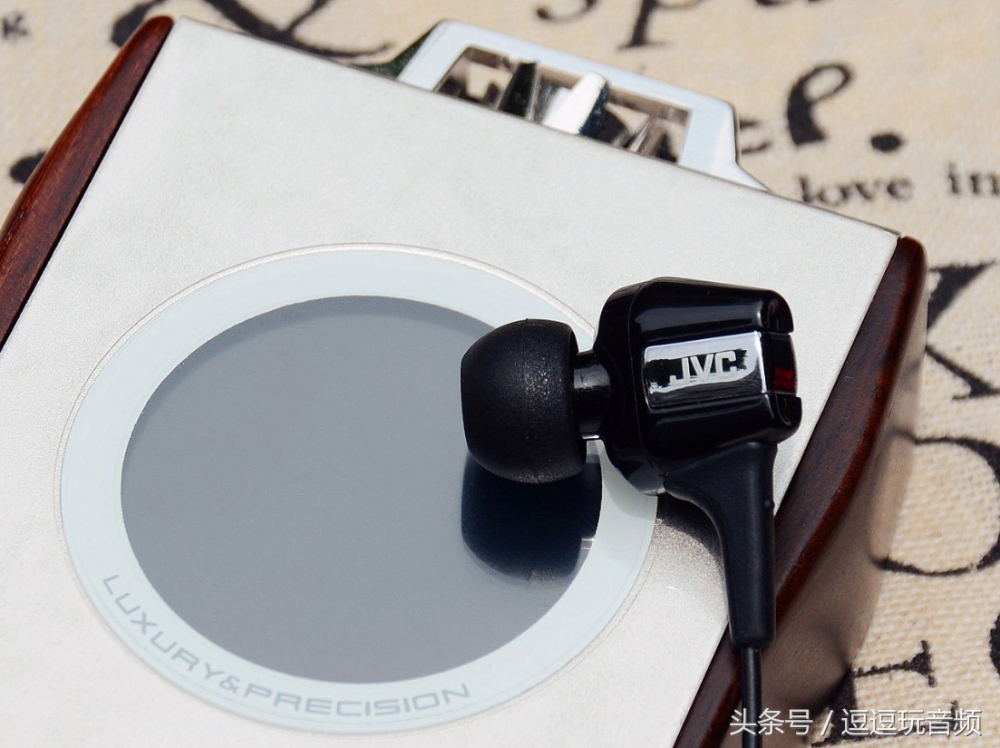 一款兼具颜值和黑科技的双动圈耳塞：JVCFXT100