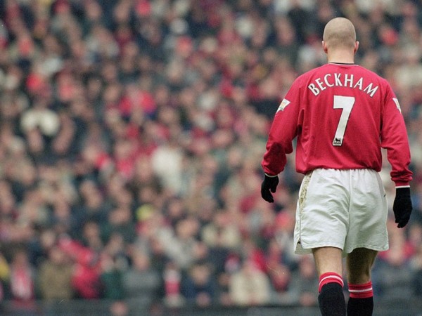 足球最美时刻视频,贝影在足球场上