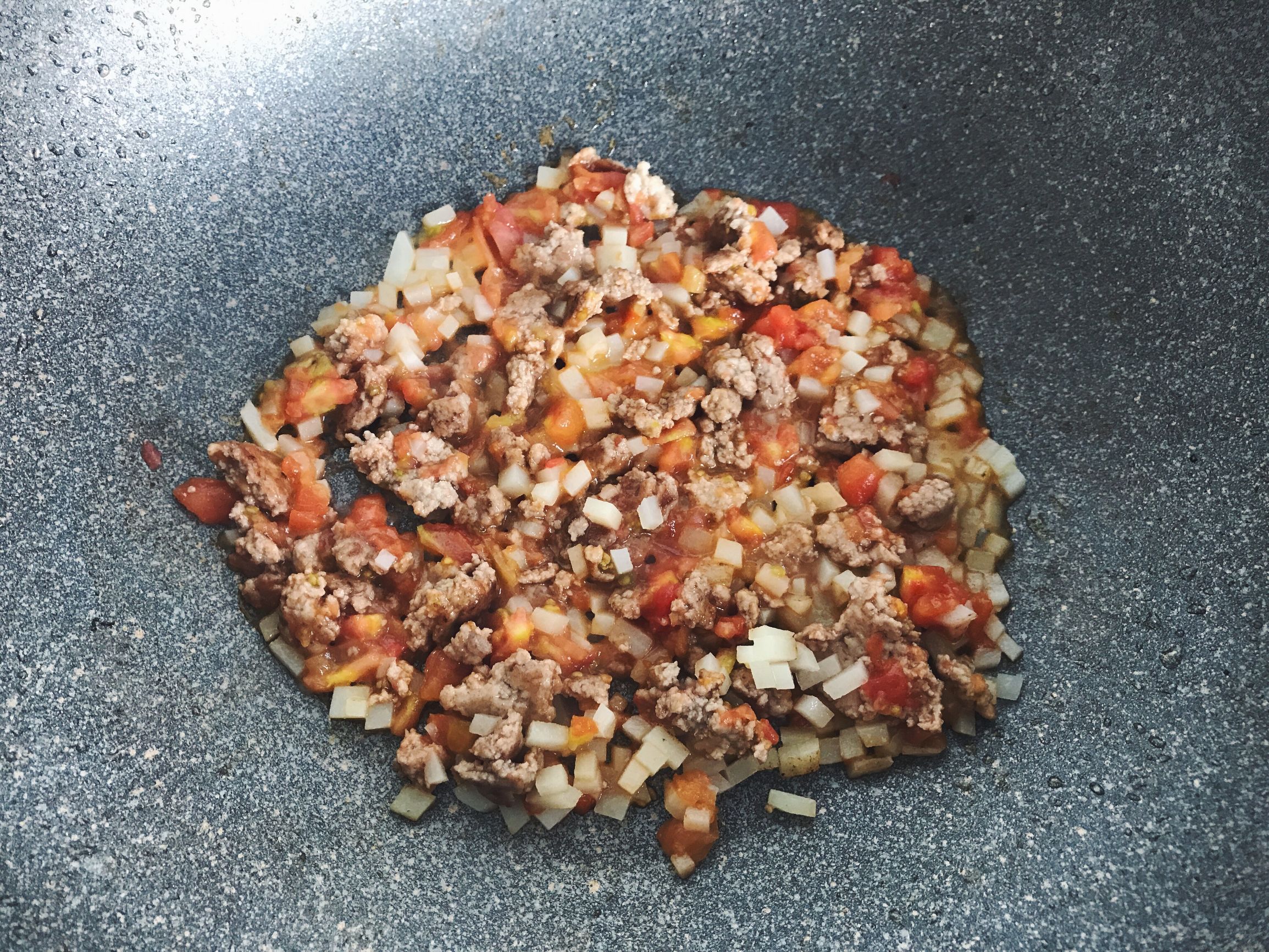 千寻的食堂之番茄土豆炖牛肉，精选的牛棒骨熬制的汤头，配上营养美味的番茄土豆，满满的钙补起来