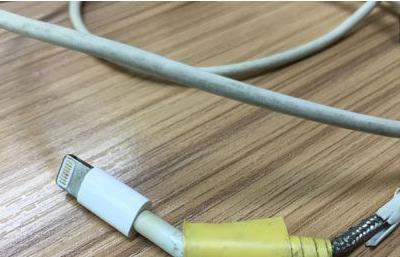 同时坏电池、换数据线,电话打不进,我和老公的手机太多巧合,最诡异的是