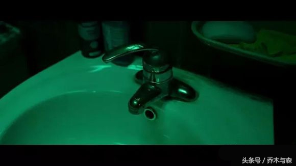 冰封的汉江慢慢融化，冰面之下的无头女尸浮出水面，连环杀人凶手