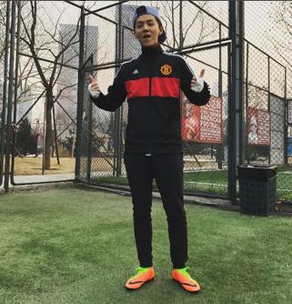 娱乐圈球迷真多!鹿晗最爱曼联一人父亲竟是国脚曾参加奥运会