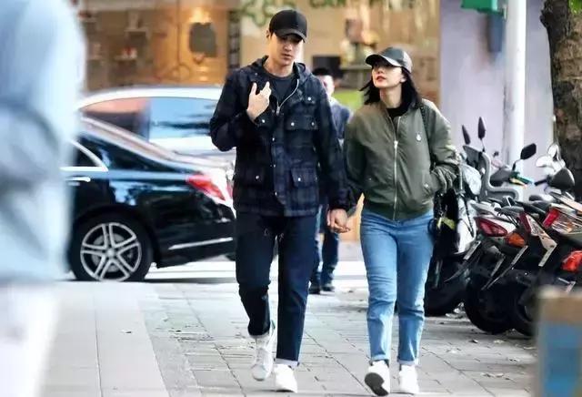 从面瘫视帝到哭戏之王，曾被骂丑八怪的他，不但演技了得，还娶了国民女神！