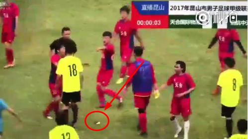 终身禁赛裁判,各国联赛足球场上暴打裁判遭禁赛