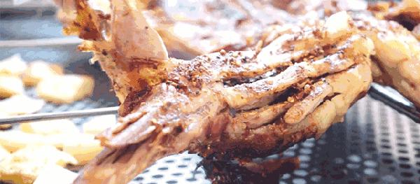 冰煮羊涮羊肉,涮羊肉在锅中翻腾的样子