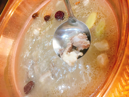 冰煮羊涮羊肉,涮羊肉在锅中翻腾的样子