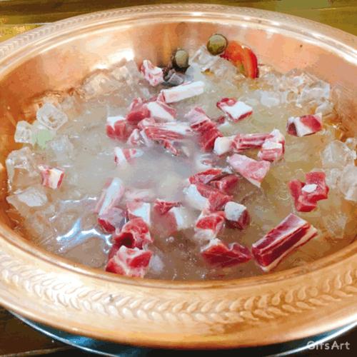冰煮羊涮羊肉,涮羊肉在锅中翻腾的样子