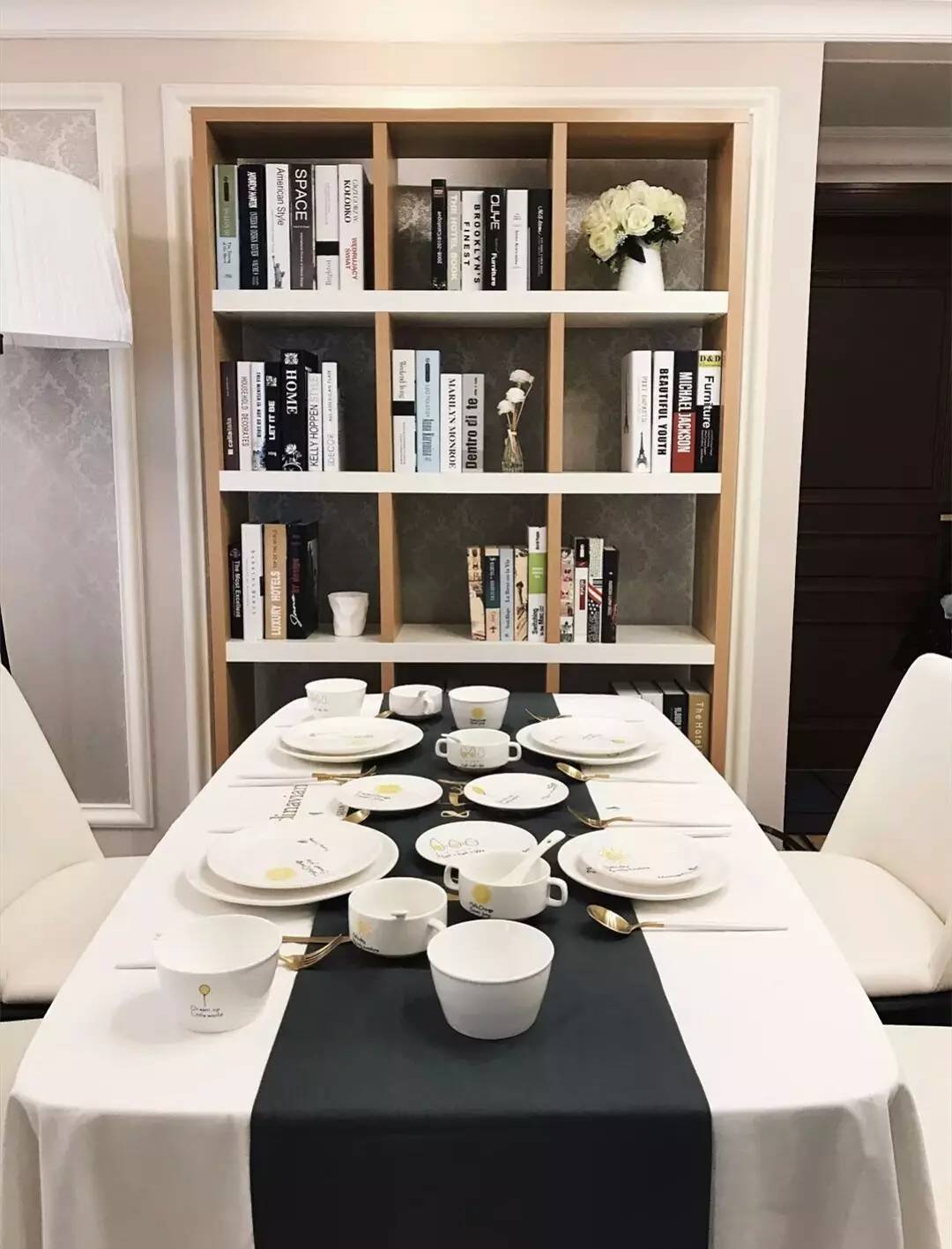 餐桌上盖一条布实用吗,为什么餐桌上要铺一块布