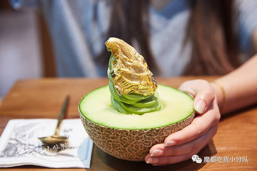 净往自己脸上贴金的冰激凌，还挺红