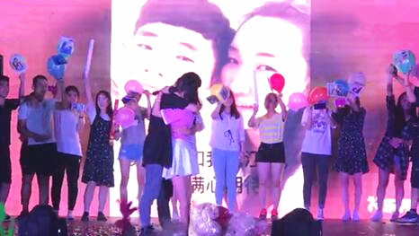 男生掏房产证求婚学妹,男孩求婚毕业典礼